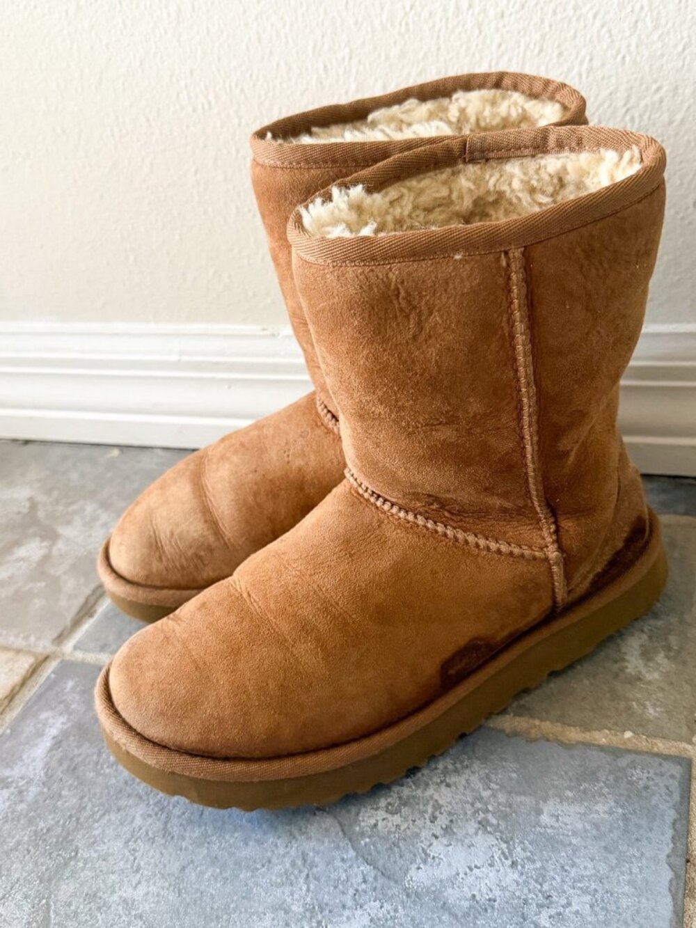 UGG Classic Short Chestnut Tan Sheepskin Winter Warm  Boots Women’s Size 6